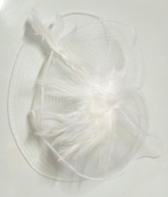 картинка Карнавальная шляпка-заколка с вуалеткой "Мечта" белая от магазина Смехторг